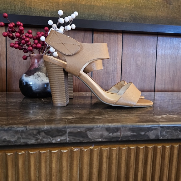 Simply Vera Vera Wang Tan Strappy Heels - Picture 1 of 10
